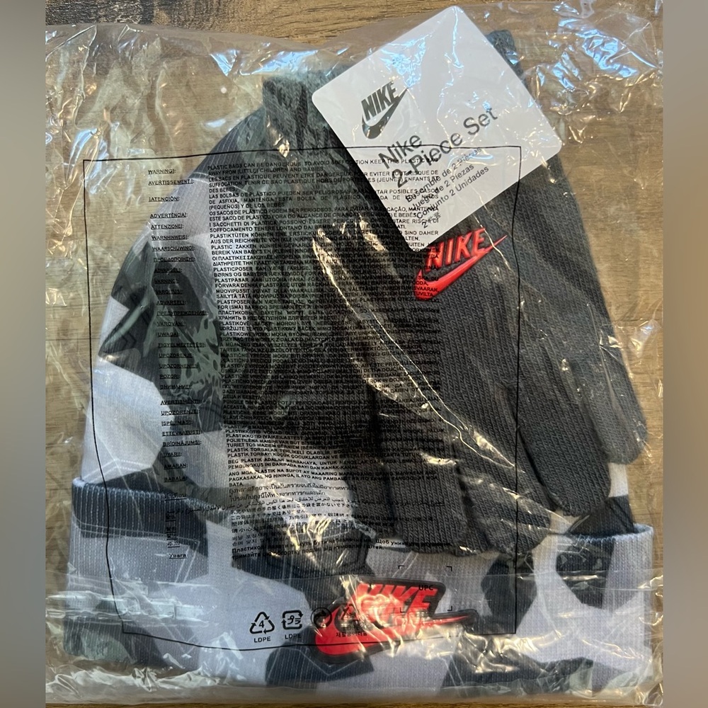 NEW Nike Gray Camo Printed Beanie Hat and Gloves Set, Youth Boys 8-20 - Picture 3 of 3